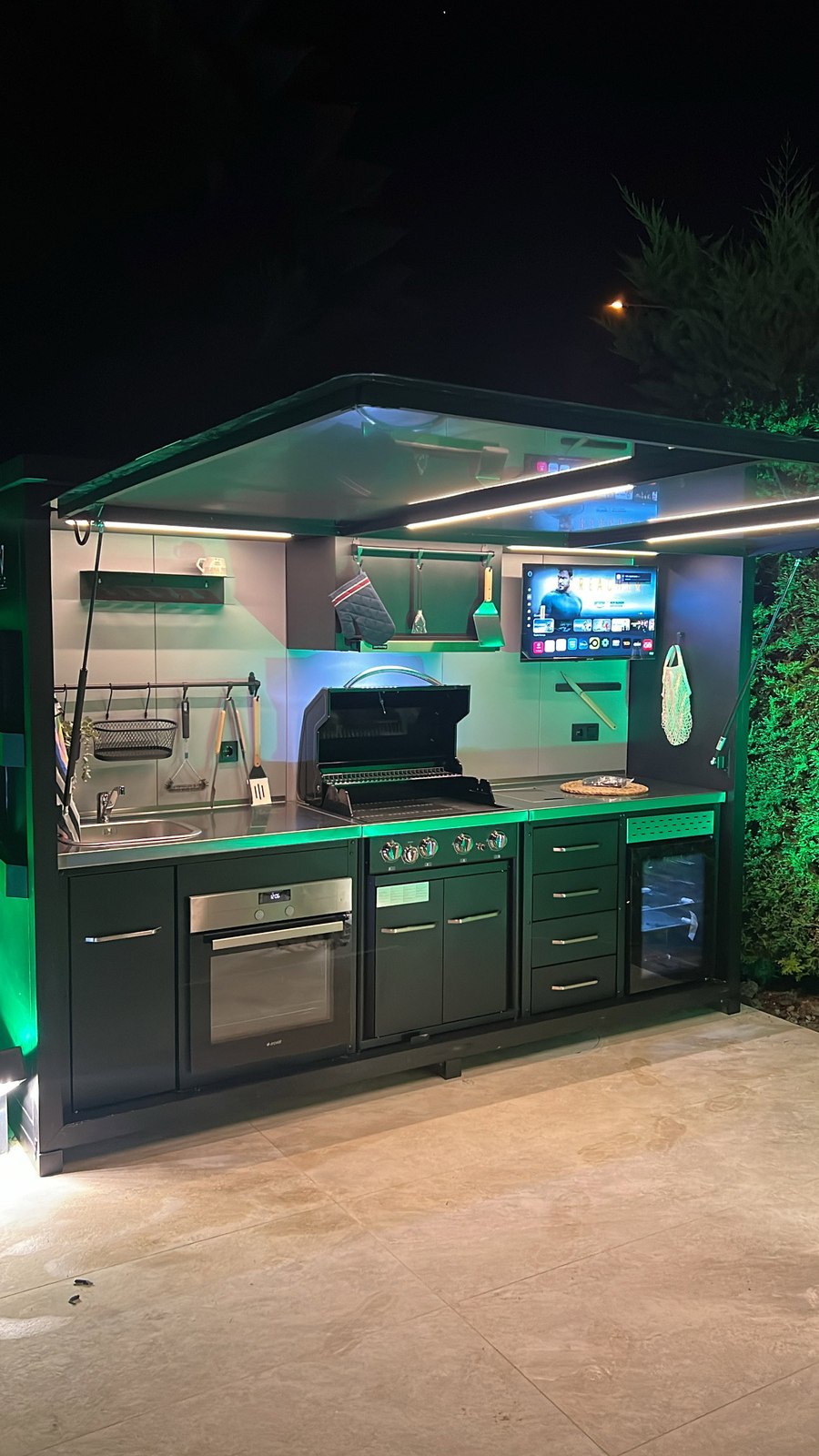 Opengeklapte opklapbare buitenkeuken met BBQ, werkblad en opbergruimte