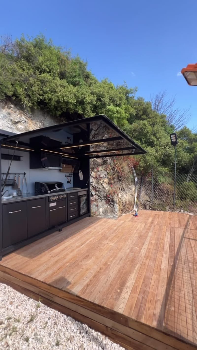 Compacte RVS spoelbak met kraan in de buitenkeuken